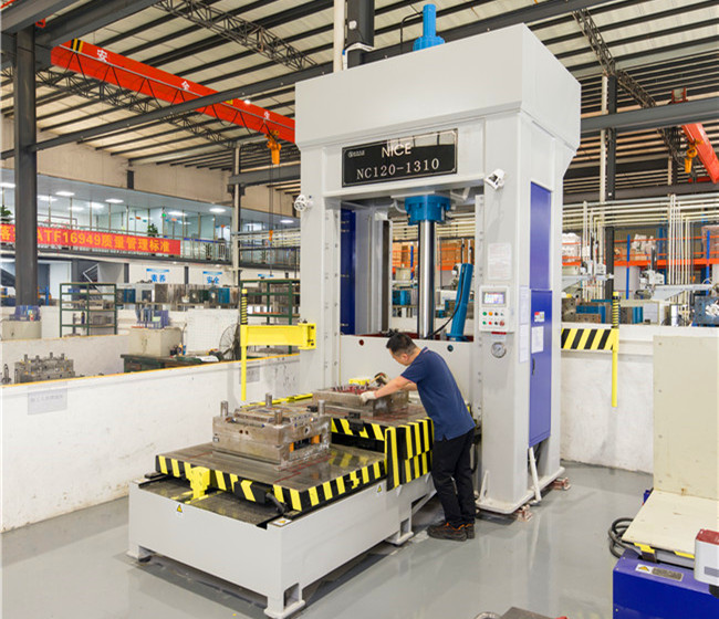 合模機(jī).jpg 合模機(jī).jpg